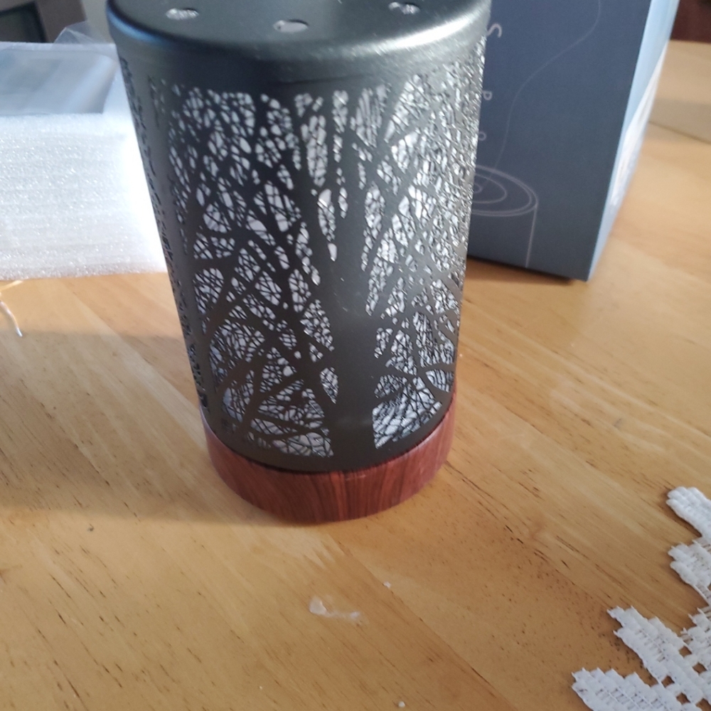 Essential oil diffuser with cool Mist new in box - Picture 2 of 4